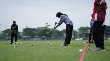 Sultan Agung Stadyumu 'nda açık alanda top oynamak. - Evet. : BANTUL, Endonezya - 28 Şubat 2021.