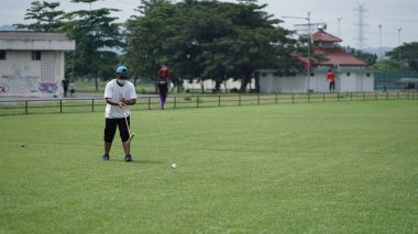 Sultan Agung Stadyumu 'nda açık alanda top oynamak. - Evet. : BANTUL, Endonezya - 28 Şubat 2021.