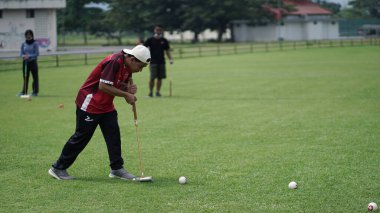 Sultan Agung Stadyumu 'nda açık alanda top oynamak. - Evet. : BANTUL, Endonezya - 28 Şubat 2021.