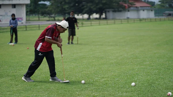 Sultan Agung Stadyumu 'nda açık alanda top oynamak. - Evet. : BANTUL, Endonezya - 28 Şubat 2021.