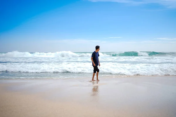 Man Blue Shirt Being Chased Waves Beach Looks Beautiful Clean — Foto Stock
