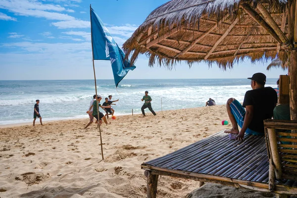 Güneşli bir günde plajda futbol oynayan bir grup genç insan: Gunung Kidul, Endonezya - 21 Şubat 2021.