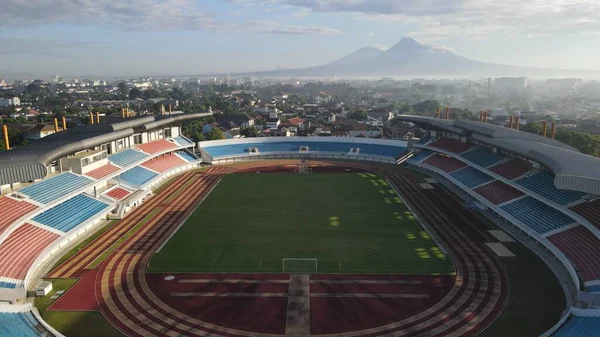 空中观看 曼达拉 克里达体育场 上午背景为梅拉皮山 印度尼西亚日惹 2021年4月17日 — 图库照片