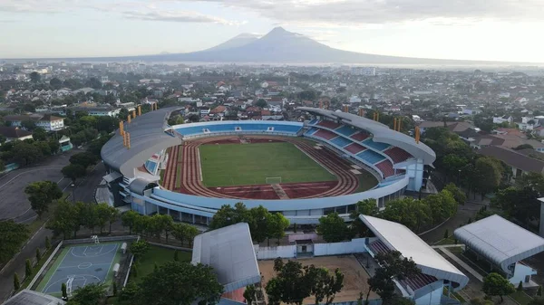 Vue Aérienne Stade Mandala Krida Avec Arrière Plan Mont Merapi — Photo