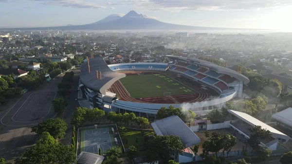 空中观看 曼达拉 克里达体育场 上午背景为梅拉皮山 印度尼西亚日惹 2021年4月17日 — 图库照片