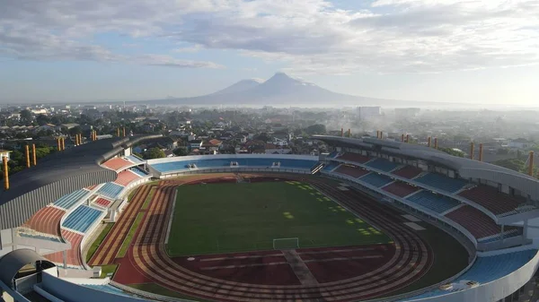 Hava Manzaralı Mandala Krida Stadyumu Sabah Merapi Dağı Nın Arka — Stok fotoğraf