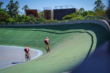 Endonezyalı paraşütçü sporcular Velodrome Manahan Solo 'daki bir sonraki yarışa hazırlanıyorlar. : Solo, Endonezya - 23 Nisan 2021.