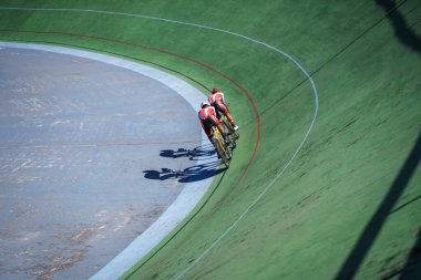 Endonezyalı paraşütçü sporcular Velodrome Manahan Solo 'daki bir sonraki yarışa hazırlanıyorlar. : Solo, Endonezya - 23 Nisan 2021.