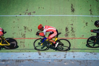 Endonezyalı paraşütçü sporcular Velodrome Manahan Solo 'daki bir sonraki yarışa hazırlanıyorlar. : Solo, Endonezya - 23 Nisan 2021.