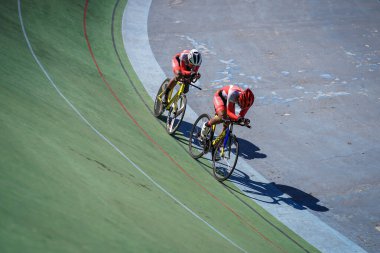 Endonezyalı paraşütçü sporcular Velodrome Manahan Solo 'daki bir sonraki yarışa hazırlanıyorlar. : Solo, Endonezya - 23 Nisan 2021.