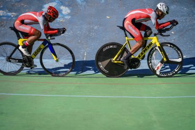 Endonezyalı paraşütçü sporcular Velodrome Manahan Solo 'daki bir sonraki yarışa hazırlanıyorlar. : Solo, Endonezya - 23 Nisan 2021.