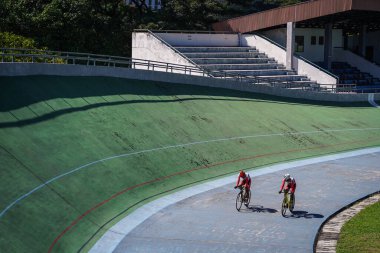 Endonezyalı paraşütçü sporcular Velodrome Manahan Solo 'daki bir sonraki yarışa hazırlanıyorlar. : Solo, Endonezya - 23 Nisan 2021.