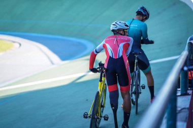 Endonezyalı paraşütçü sporcular Velodrome Manahan Solo 'daki bir sonraki yarışa hazırlanıyorlar. : Solo, Endonezya - 23 Nisan 2021.