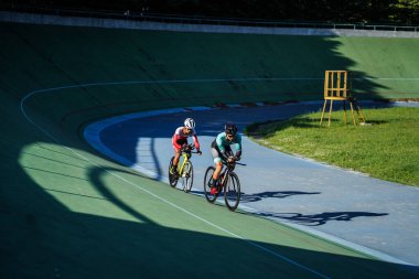Endonezyalı paraşütçü sporcular Velodrome Manahan Solo 'daki bir sonraki yarışa hazırlanıyorlar. : Solo, Endonezya - 23 Nisan 2021.