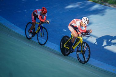 Endonezyalı paraşütçü sporcular Velodrome Manahan Solo 'daki bir sonraki yarışa hazırlanıyorlar. : Solo, Endonezya - 23 Nisan 2021.