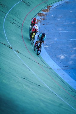Endonezyalı paraşütçü sporcular Velodrome Manahan Solo 'daki bir sonraki yarışa hazırlanıyorlar. : Solo, Endonezya - 23 Nisan 2021.