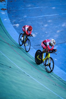 Endonezyalı paraşütçü sporcular Velodrome Manahan Solo 'daki bir sonraki yarışa hazırlanıyorlar. : Solo, Endonezya - 23 Nisan 2021.