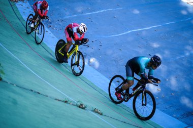 Endonezyalı paraşütçü sporcular Velodrome Manahan Solo 'daki bir sonraki yarışa hazırlanıyorlar. : Solo, Endonezya - 23 Nisan 2021.