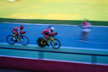 Endonezyalı paraşütçü sporcular Velodrome Manahan Solo 'daki bir sonraki yarışa hazırlanıyorlar. : Solo, Endonezya - 23 Nisan 2021.