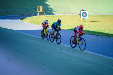 Endonezyalı paraşütçü sporcular Velodrome Manahan Solo 'daki bir sonraki yarışa hazırlanıyorlar. : Solo, Endonezya - 23 Nisan 2021.
