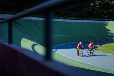 Endonezyalı paraşütçü sporcular Velodrome Manahan Solo 'daki bir sonraki yarışa hazırlanıyorlar. : Solo, Endonezya - 23 Nisan 2021.