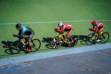 Endonezyalı paraşütçü sporcular Velodrome Manahan Solo 'daki bir sonraki yarışa hazırlanıyorlar. : Solo, Endonezya - 23 Nisan 2021.