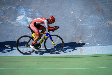 Endonezyalı paraşütçü atlet Pradana Diwan Fiar Velodrome Manahan Solo 'daki bir sonraki yarışa hazırlanıyor. : Solo, Endonezya - 23 Nisan 2021.