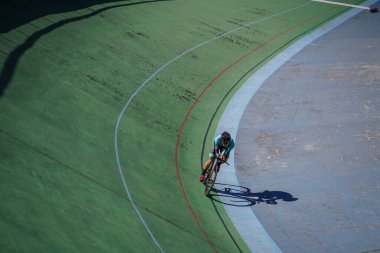 Endonezyalı paraşütçü atlet Martin Losu Velodrome Manahan Solo 'daki bir sonraki yarışa hazırlanıyor. : Solo, Endonezya - 23 Nisan 2021.