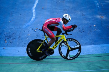 Endonezyalı paraşütçü atlet M. Fadli Velodrome Manahan Solo 'daki bir sonraki yarışa hazırlanıyor. : Solo, Endonezya - 23 Nisan 2021.