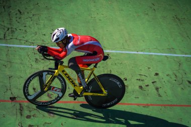 Endonezyalı paraşütçü atlet M. Fadli Velodrome Manahan Solo 'daki bir sonraki yarışa hazırlanıyor. : Solo, Endonezya - 23 Nisan 2021.