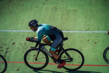 Endonezyalı paraşütçü sporcular Velodrome Manahan Solo 'daki bir sonraki yarışa hazırlanıyorlar. : Solo, Endonezya - 23 Nisan 2021.