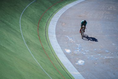Endonezyalı paraşütçü atlet Martin Losu Velodrome Manahan Solo 'daki bir sonraki yarışa hazırlanıyor. : Solo, Endonezya - 23 Nisan 2021.