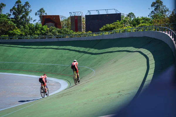 Endonezyalı paraşütçü sporcular Velodrome Manahan Solo 'daki bir sonraki yarışa hazırlanıyorlar. : Solo, Endonezya - 23 Nisan 2021.