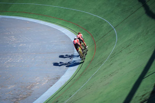Endonezyalı paraşütçü sporcular Velodrome Manahan Solo 'daki bir sonraki yarışa hazırlanıyorlar. : Solo, Endonezya - 23 Nisan 2021.