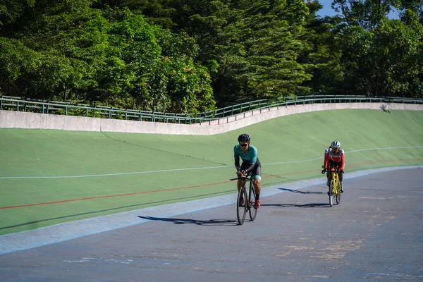 印度尼西亚骑自行车的运动员正在接受训练 准备参加在Velodrome Manahan Solo举行的下一场比赛 印度尼西亚 2021年4月23日 — 图库照片