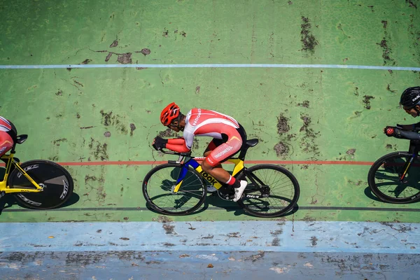 Endonezyalı paraşütçü sporcular Velodrome Manahan Solo 'daki bir sonraki yarışa hazırlanıyorlar. : Solo, Endonezya - 23 Nisan 2021.
