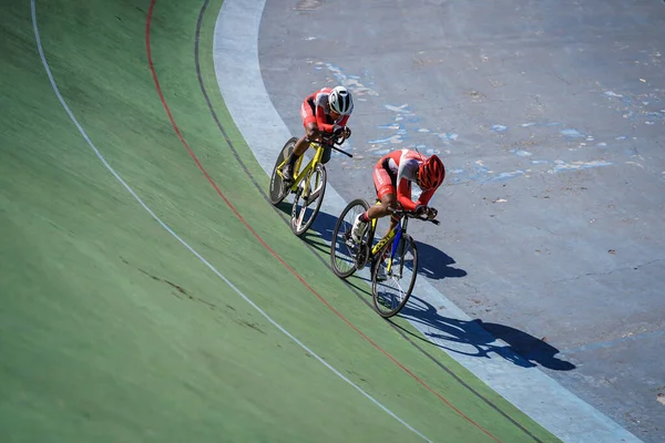 Endonezyalı paraşütçü sporcular Velodrome Manahan Solo 'daki bir sonraki yarışa hazırlanıyorlar. : Solo, Endonezya - 23 Nisan 2021.
