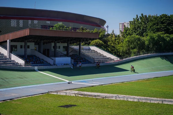 印度尼西亚骑自行车的运动员正在接受训练 准备参加在Velodrome Manahan Solo举行的下一场比赛 印度尼西亚 2021年4月23日 — 图库照片