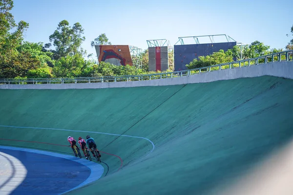 印度尼西亚骑自行车的运动员正在接受训练 准备参加在Velodrome Manahan Solo举行的下一场比赛 印度尼西亚 2021年4月23日 — 图库照片