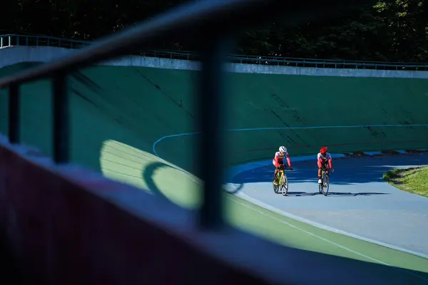 印度尼西亚骑自行车的运动员正在接受训练 准备参加在Velodrome Manahan Solo举行的下一场比赛 印度尼西亚 2021年4月23日 — 图库照片