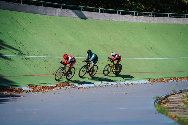 Endonezyalı paraşütçü sporcular Velodrome Manahan Solo 'daki bir sonraki yarışa hazırlanıyorlar. : Solo, Endonezya - 23 Nisan 2021.