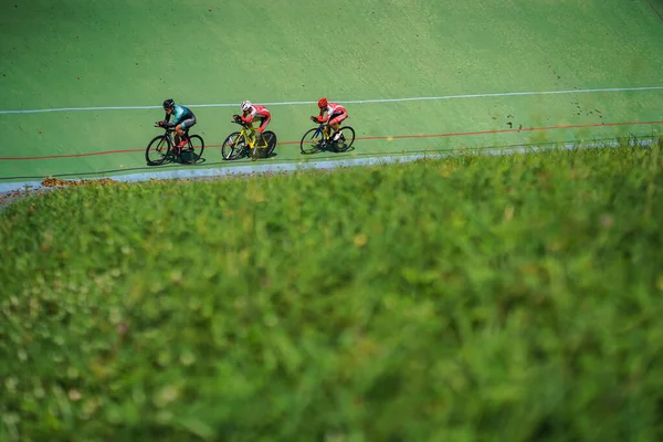 Endonezyalı paraşütçü sporcular Velodrome Manahan Solo 'daki bir sonraki yarışa hazırlanıyorlar. : Solo, Endonezya - 23 Nisan 2021.