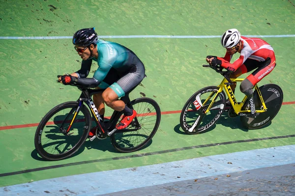 Endonezyalı paraşütçü sporcular Velodrome Manahan Solo 'daki bir sonraki yarışa hazırlanıyorlar. : Solo, Endonezya - 23 Nisan 2021.