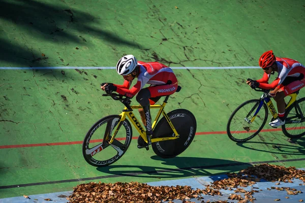 Endonezyalı paraşütçü sporcular Velodrome Manahan Solo 'daki bir sonraki yarışa hazırlanıyorlar. : Solo, Endonezya - 23 Nisan 2021.