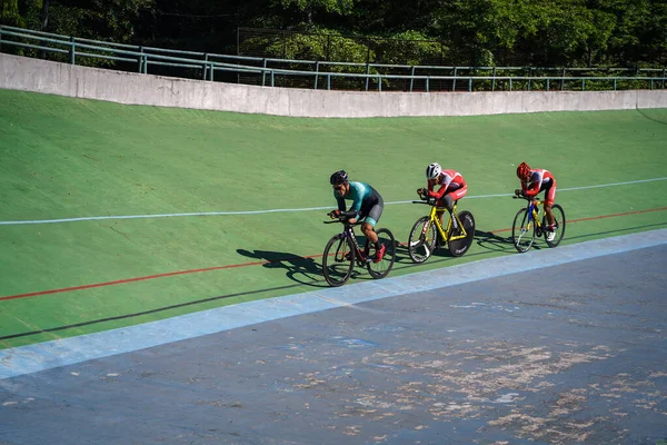 Endonezyalı paraşütçü sporcular Velodrome Manahan Solo 'daki bir sonraki yarışa hazırlanıyorlar. : Solo, Endonezya - 23 Nisan 2021.