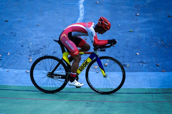 Индонезийский Спортсмен Прадана Диван Фиар Готовится Следующей Гонке Велодроме Manahan — стоковое фото