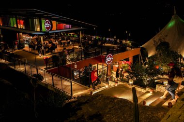 Obelix Hills 'in turistik bir yer ve takılacak bir yer olduğu yeni turistik bölgede gecenin atmosferi. : Yogyakarta, Endonezya - 09 Mayıs 2021.