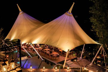 Obelix Hills 'in turistik bir yer ve takılacak bir yer olduğu yeni turistik bölgede gecenin atmosferi. : Yogyakarta, Endonezya - 09 Mayıs 2021.