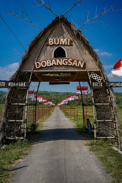 Dobangsan Köyünün Pirinç Tarlalarına Düzgünce Yerleştirilmiş Endonezya Ulusal Beyaz Bayraklar — Stok fotoğraf