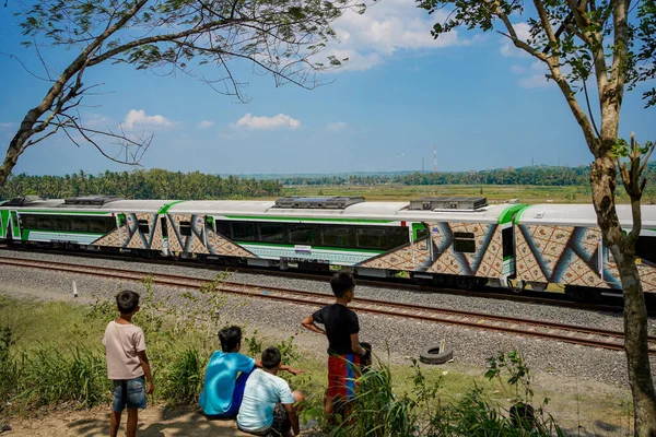 Ευτυχισμένα Παιδιά Περιμένουν Τρένο Περάσει Μέσα Από Την Όμορφη Ύπαιθρο — Φωτογραφία Αρχείου